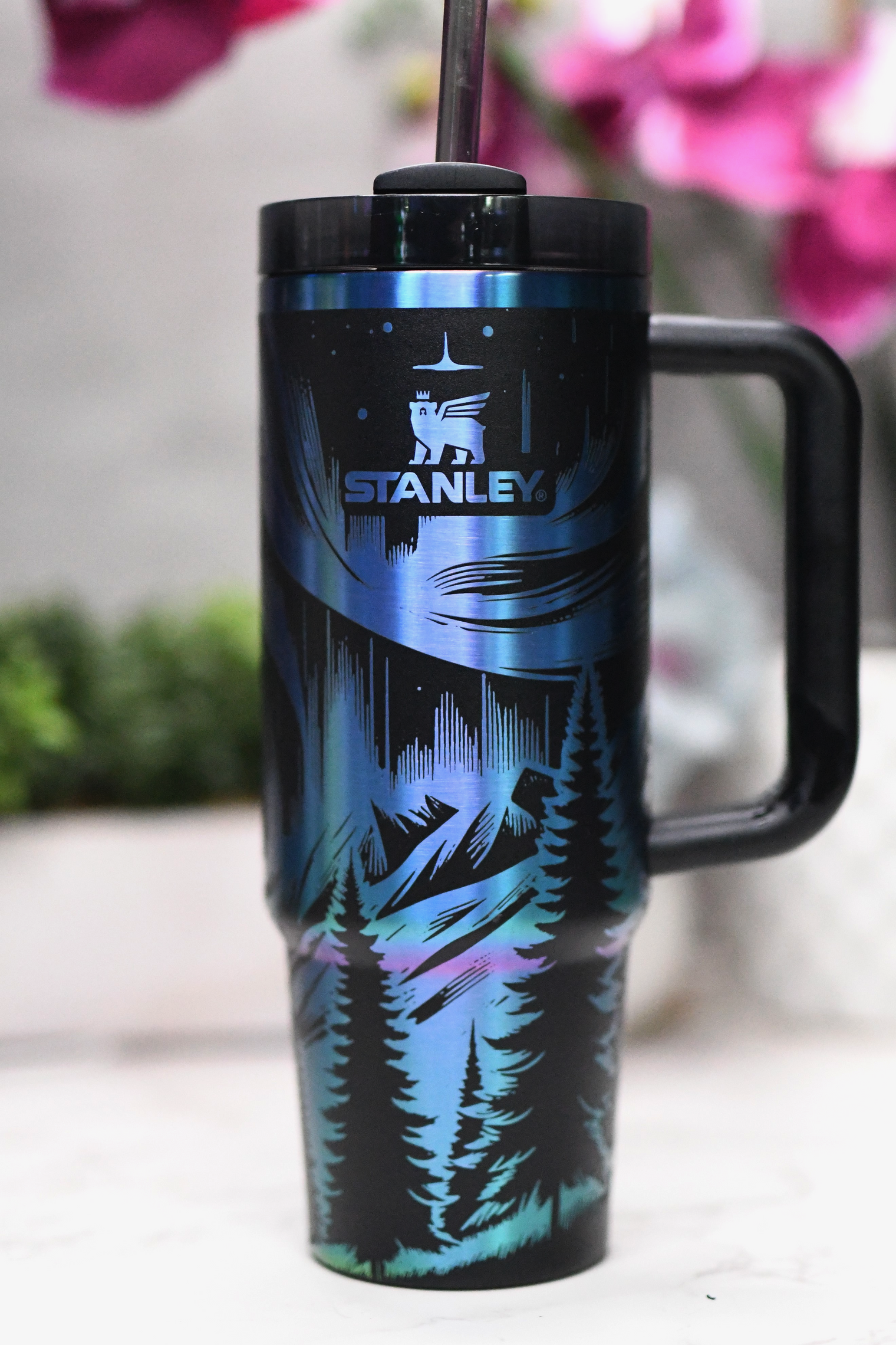 a blue and black travel mug with a black handle